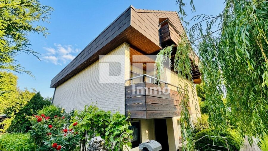 (R)eserviert!Großzügiges Einfamilienhaus in begehrter Lage mit Balkonen und Traumgarten - Rückansicht / Seitenansicht